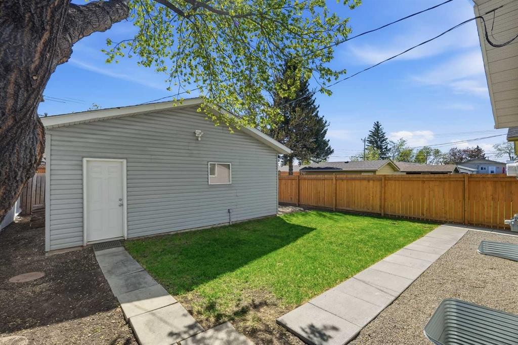 1420 Marlyn Way Ne, Calgary, AB - Outdoor