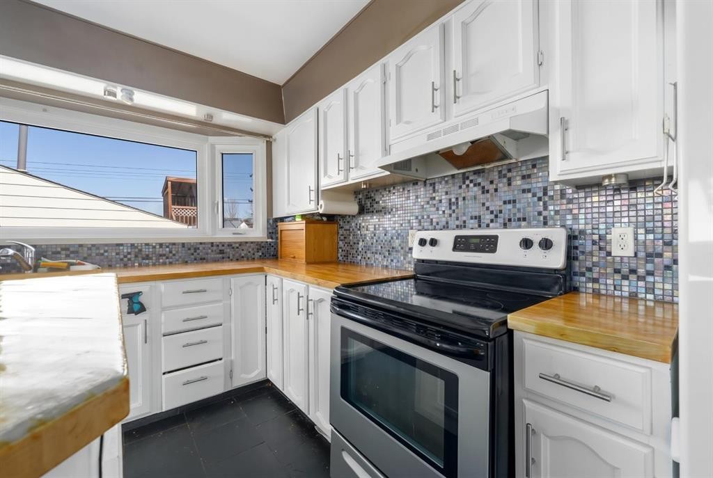 48 Franklin Drive Se, Calgary, AB - Indoor Photo Showing Kitchen