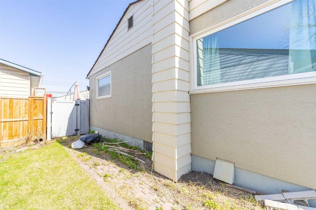 48 Franklin Drive Se, Calgary, AB - Outdoor With Exterior
