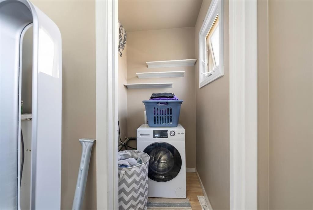 48 Franklin Drive Se, Calgary, AB - Indoor Photo Showing Laundry Room