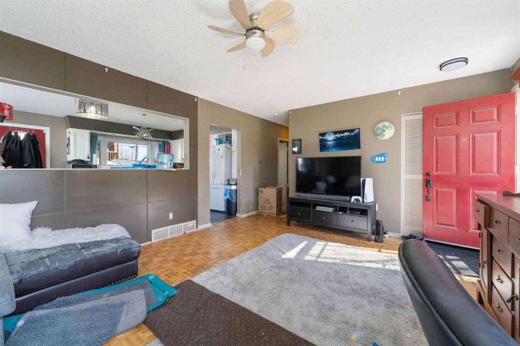 48 Franklin Drive Se, Calgary, AB - Indoor Photo Showing Living Room