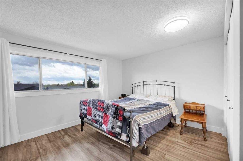 22 Sandstone Crescent Se, Airdrie, AB - Indoor Photo Showing Bedroom