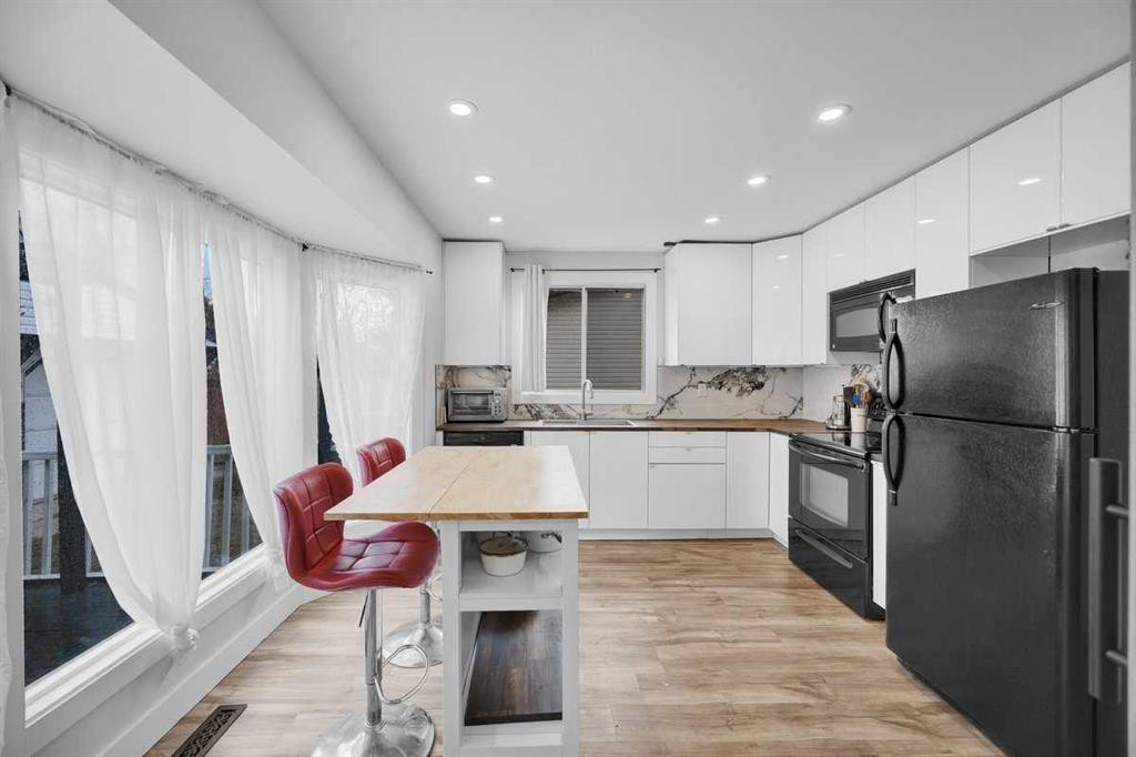 22 Sandstone Crescent Se, Airdrie, AB - Indoor Photo Showing Kitchen