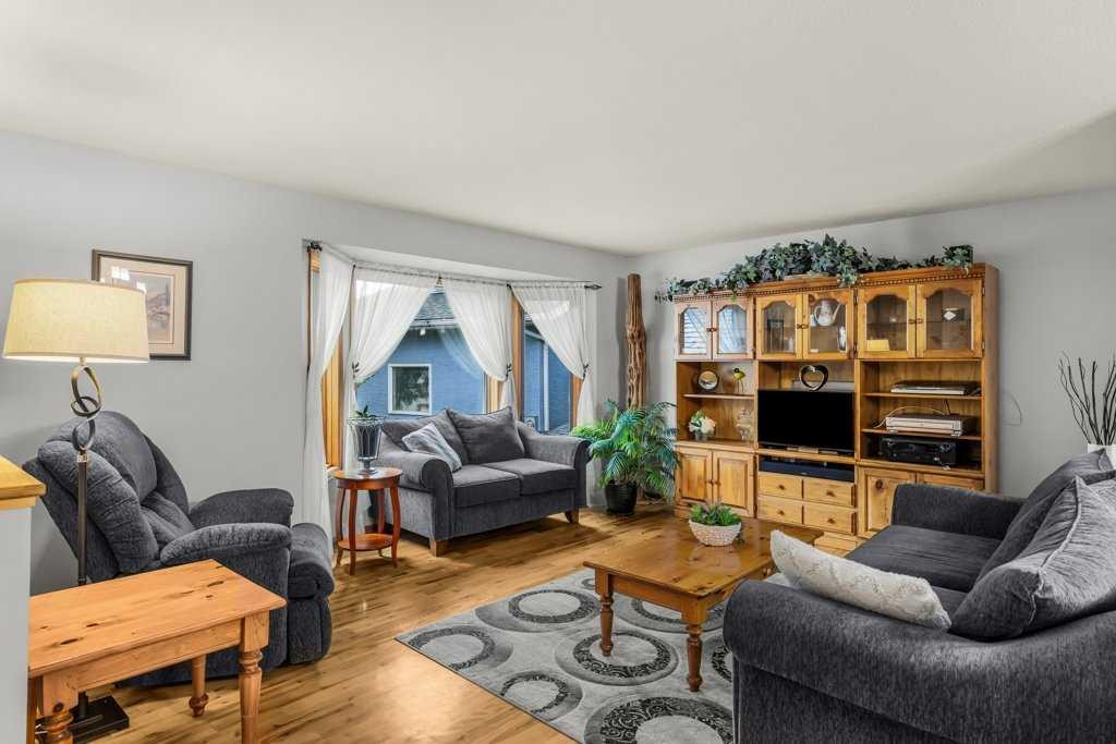 146 Cougar Point Road, Canmore, AB - Indoor Photo Showing Living Room