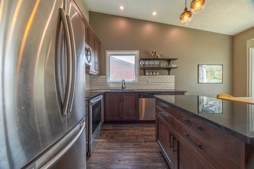 6716 Ranchview Drive Nw, Calgary, AB - Indoor Photo Showing Kitchen With Upgraded Kitchen