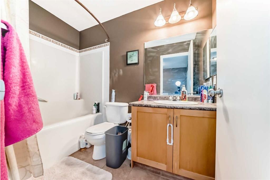 80 Elgin Gardens Se, Calgary, AB - Indoor Photo Showing Bathroom