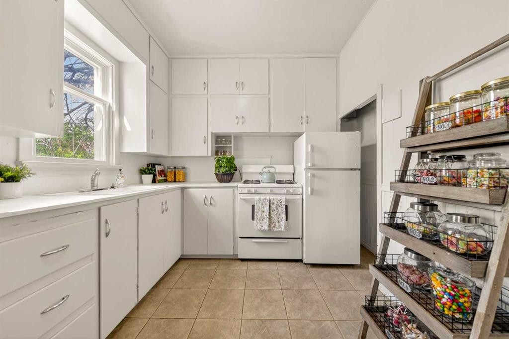 317 21 Avenue Sw, Calgary, AB - Indoor Photo Showing Kitchen