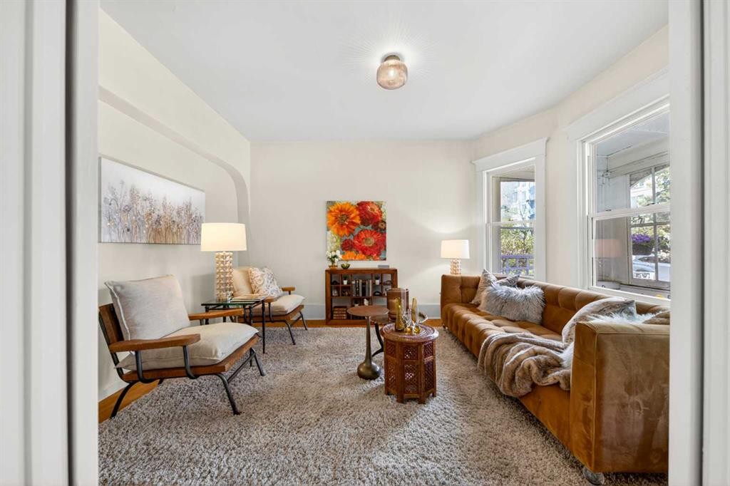 317 21 Avenue Sw, Calgary, AB - Indoor Photo Showing Living Room