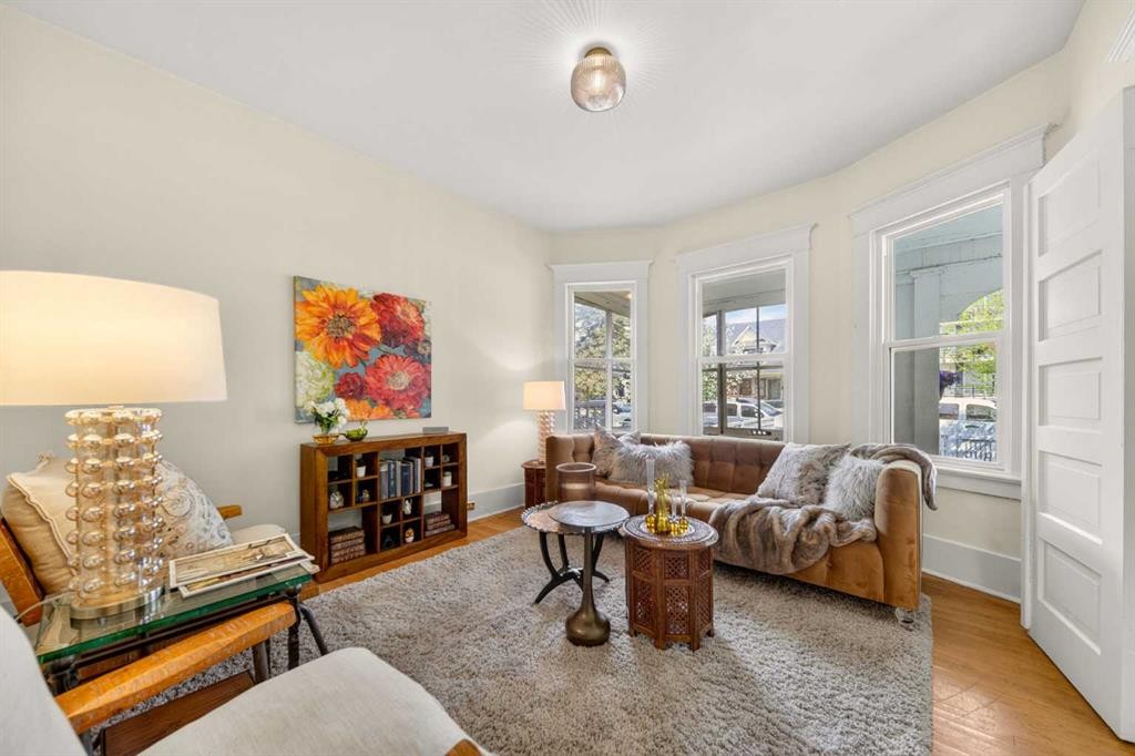 317 21 Avenue Sw, Calgary, AB - Indoor Photo Showing Living Room