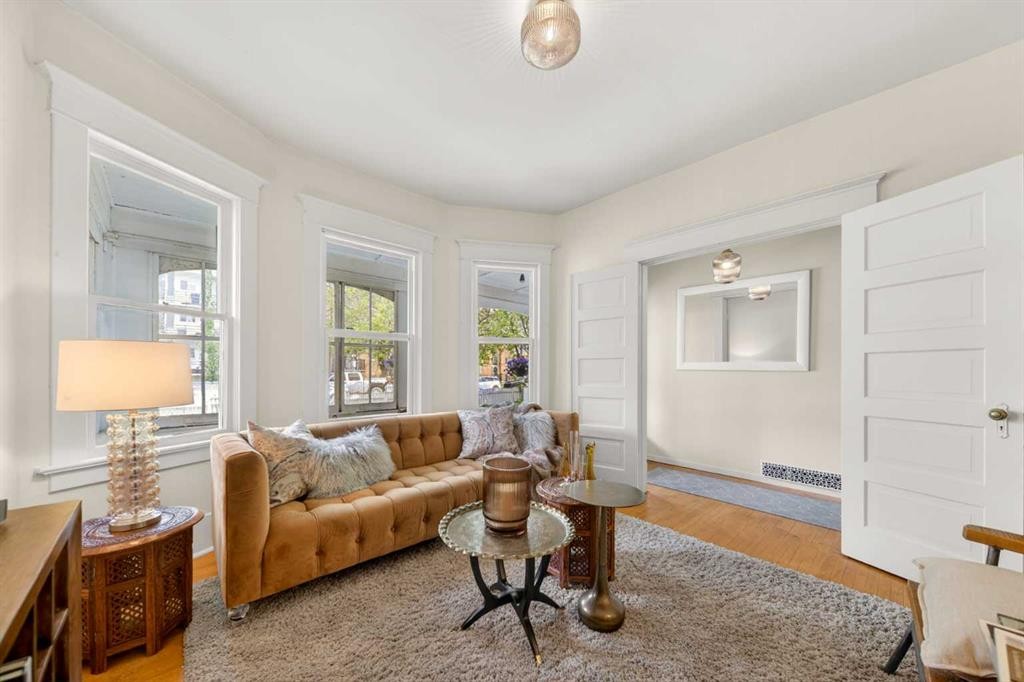317 21 Avenue Sw, Calgary, AB - Indoor Photo Showing Living Room