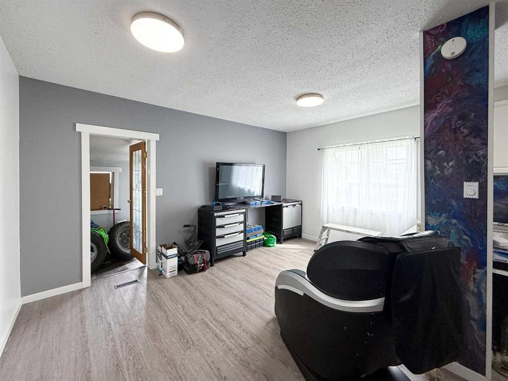 2031 18 Avenue, Bowden, AB - Indoor Photo Showing Other Room