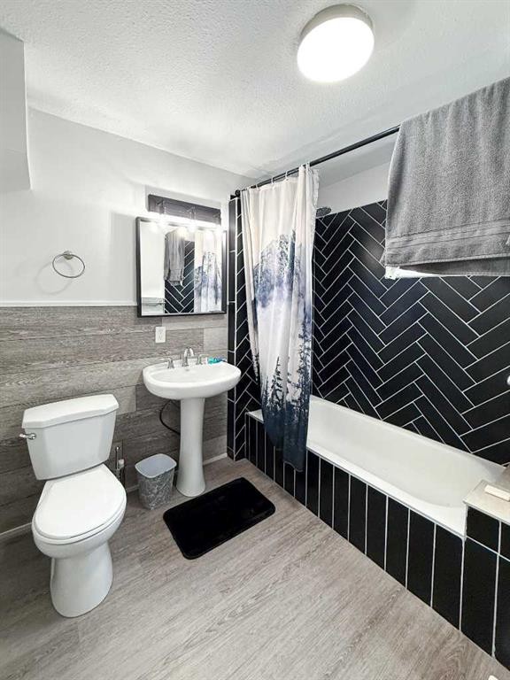 2031 18 Avenue, Bowden, AB - Indoor Photo Showing Bathroom