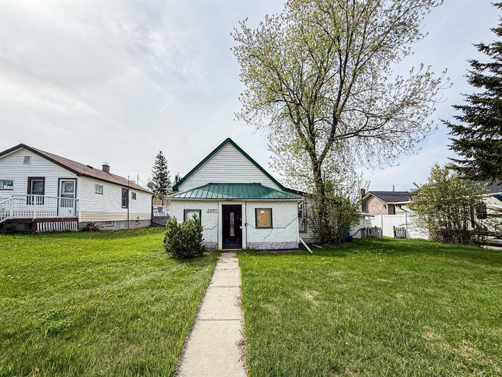 2031 18 Avenue, Bowden, AB - Outdoor With Deck Patio Veranda