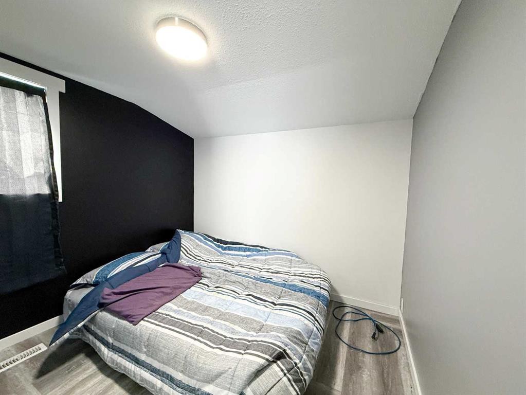 2031 18 Avenue, Bowden, AB - Indoor Photo Showing Bedroom