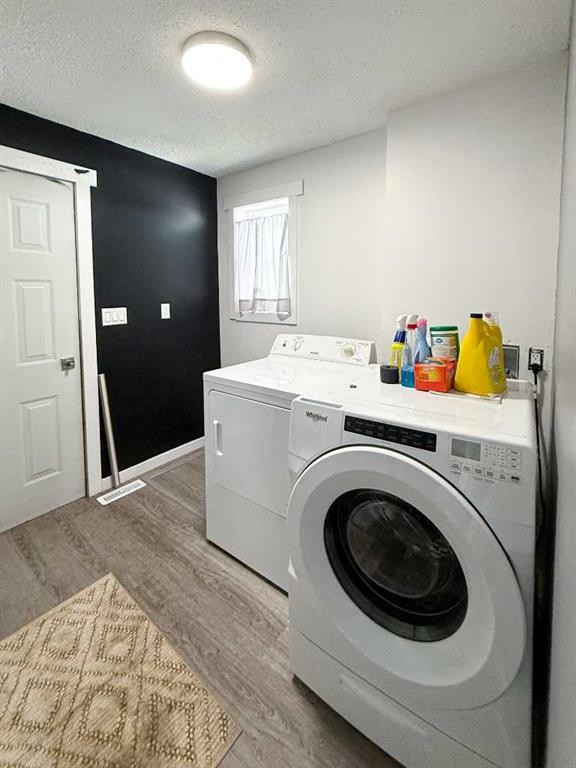 2031 18 Avenue, Bowden, AB - Indoor Photo Showing Laundry Room