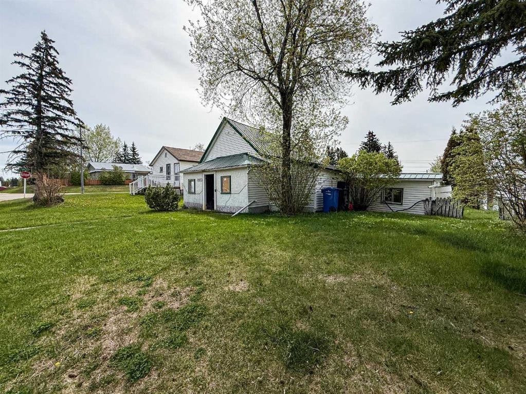 2031 18 Avenue, Bowden, AB - Outdoor