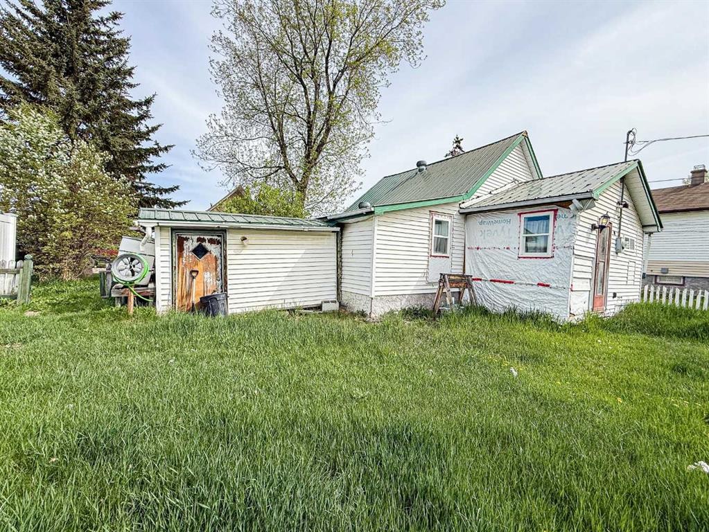 2031 18 Avenue, Bowden, AB - Outdoor