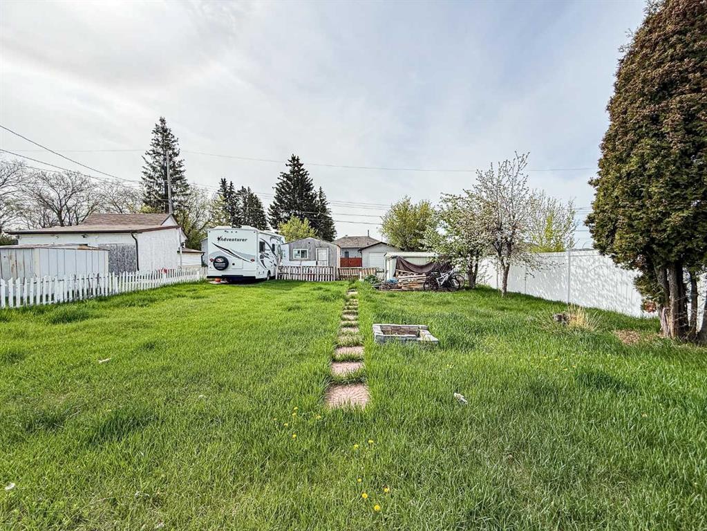 2031 18 Avenue, Bowden, AB - Outdoor