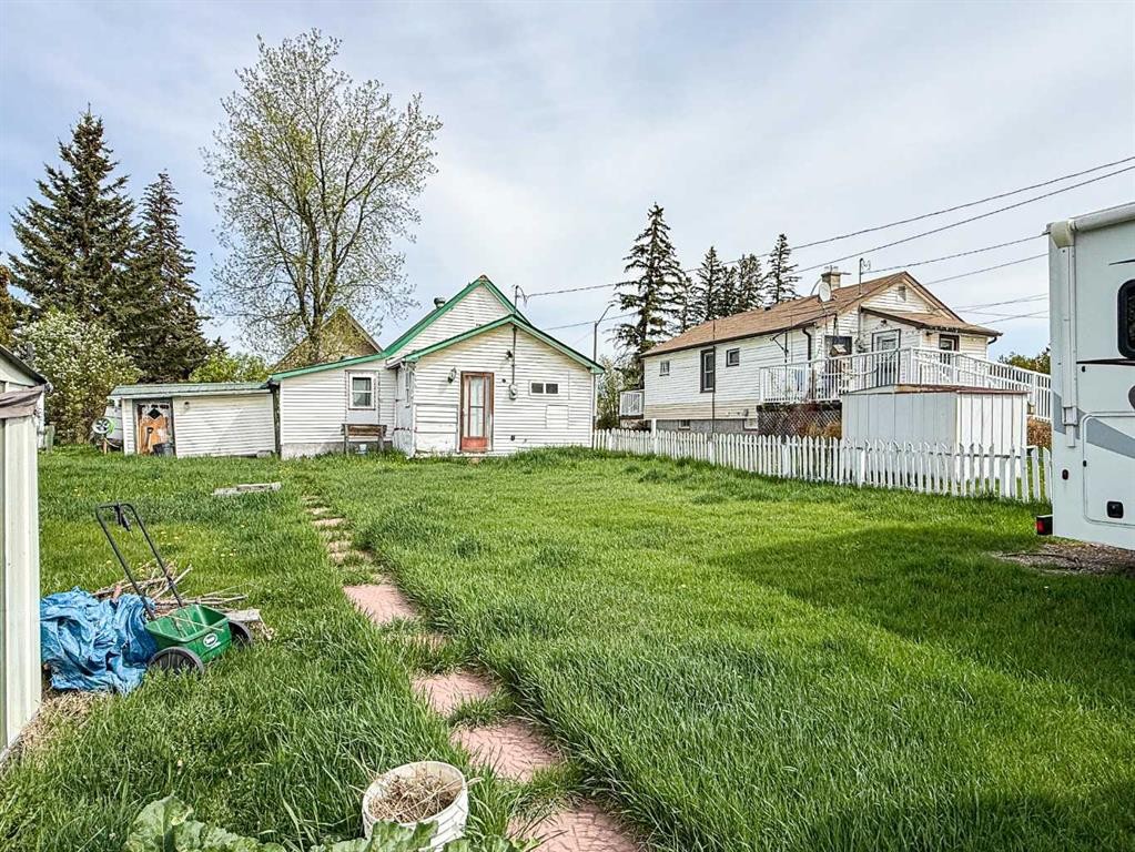 2031 18 Avenue, Bowden, AB - Outdoor