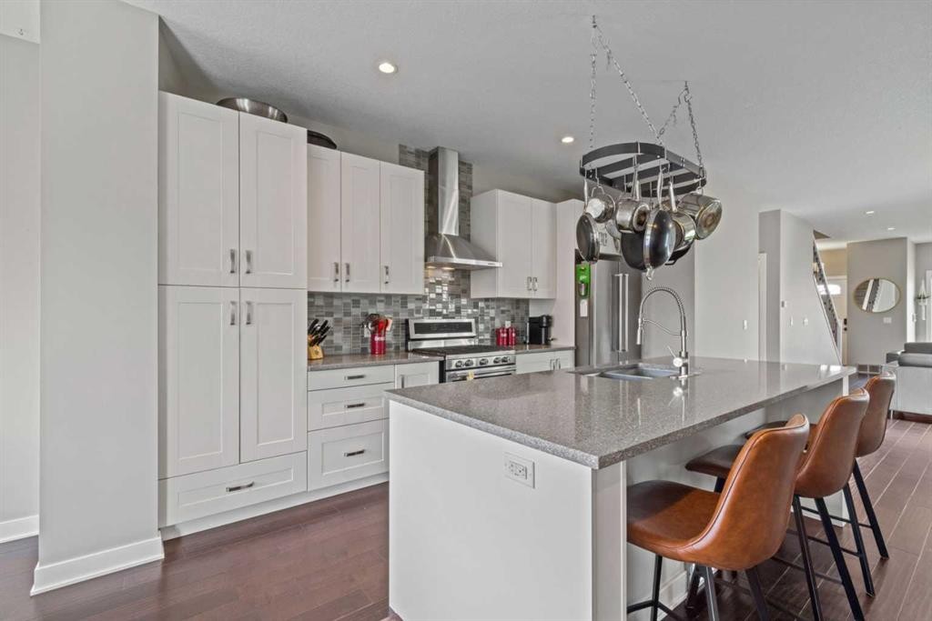 6417 34 Avenue Nw, Calgary, AB - Indoor Photo Showing Kitchen
