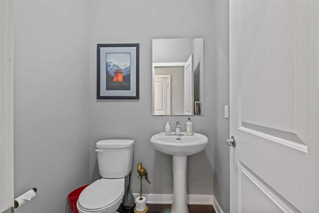 6417 34 Avenue Nw, Calgary, AB - Indoor Photo Showing Bathroom