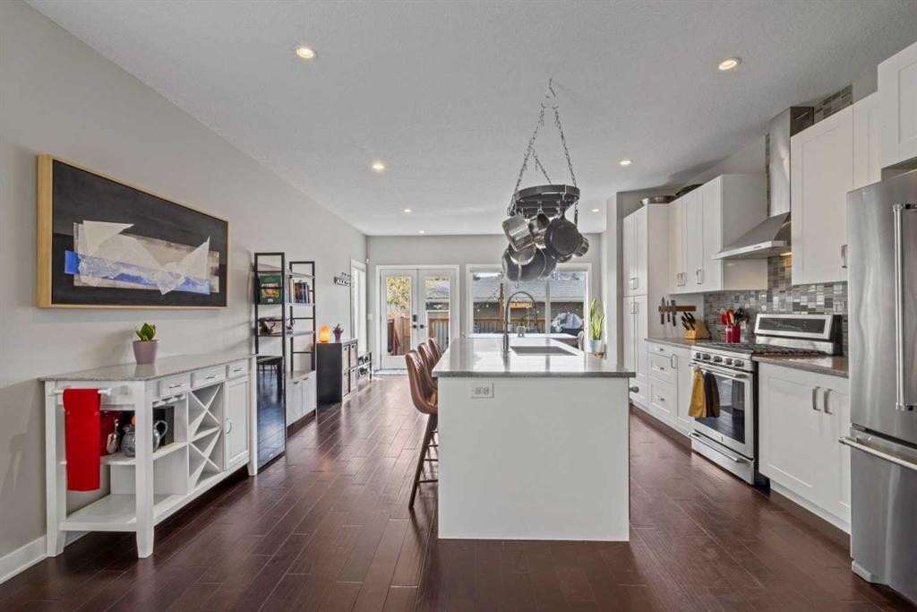 6417 34 Avenue Nw, Calgary, AB - Indoor Photo Showing Kitchen