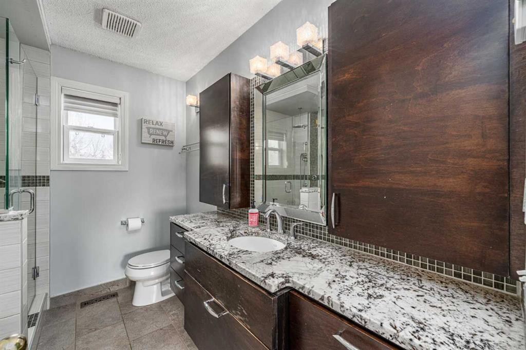 381 Hidden Valley Manor Nw, Calgary, AB - Indoor Photo Showing Bathroom
