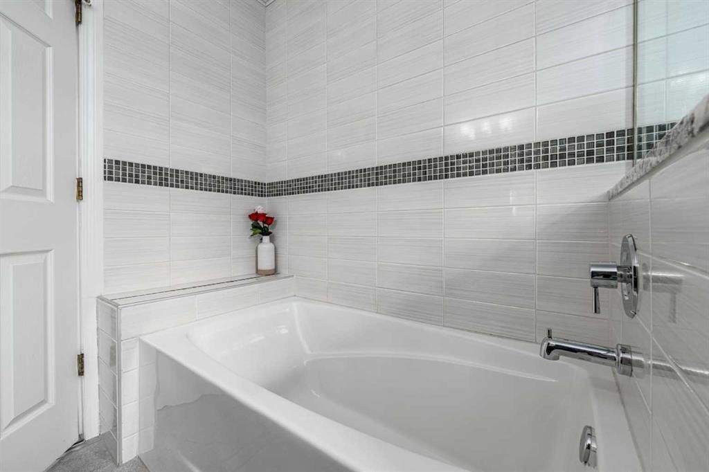 381 Hidden Valley Manor Nw, Calgary, AB - Indoor Photo Showing Bathroom