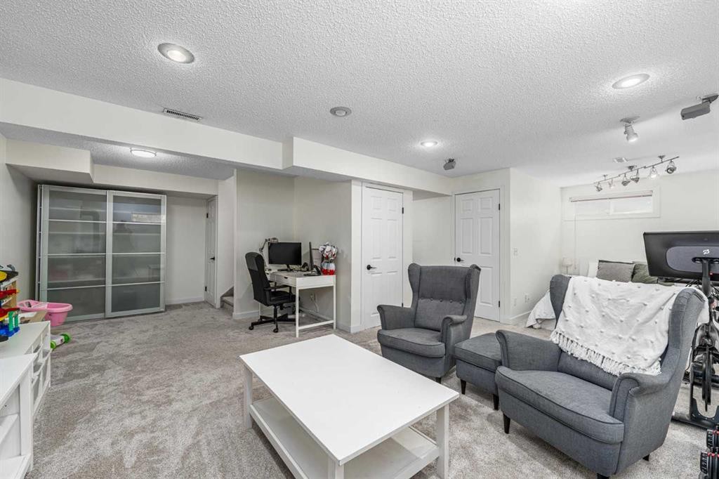 381 Hidden Valley Manor Nw, Calgary, AB - Indoor