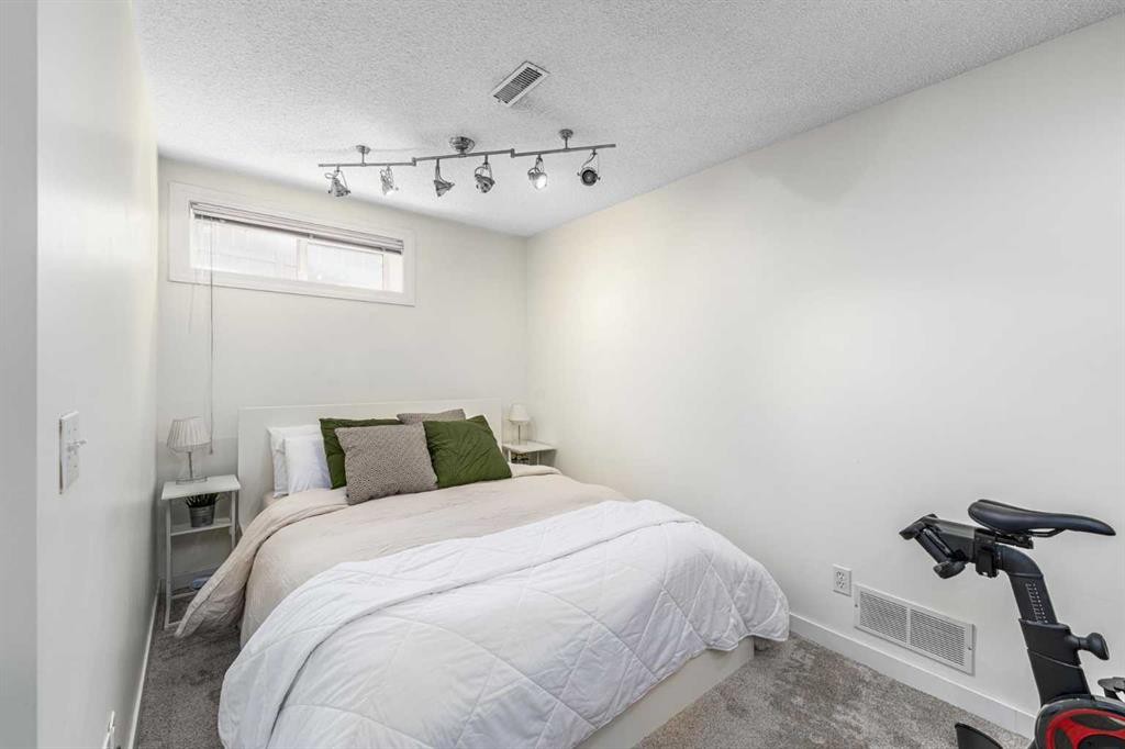 381 Hidden Valley Manor Nw, Calgary, AB - Indoor Photo Showing Bedroom