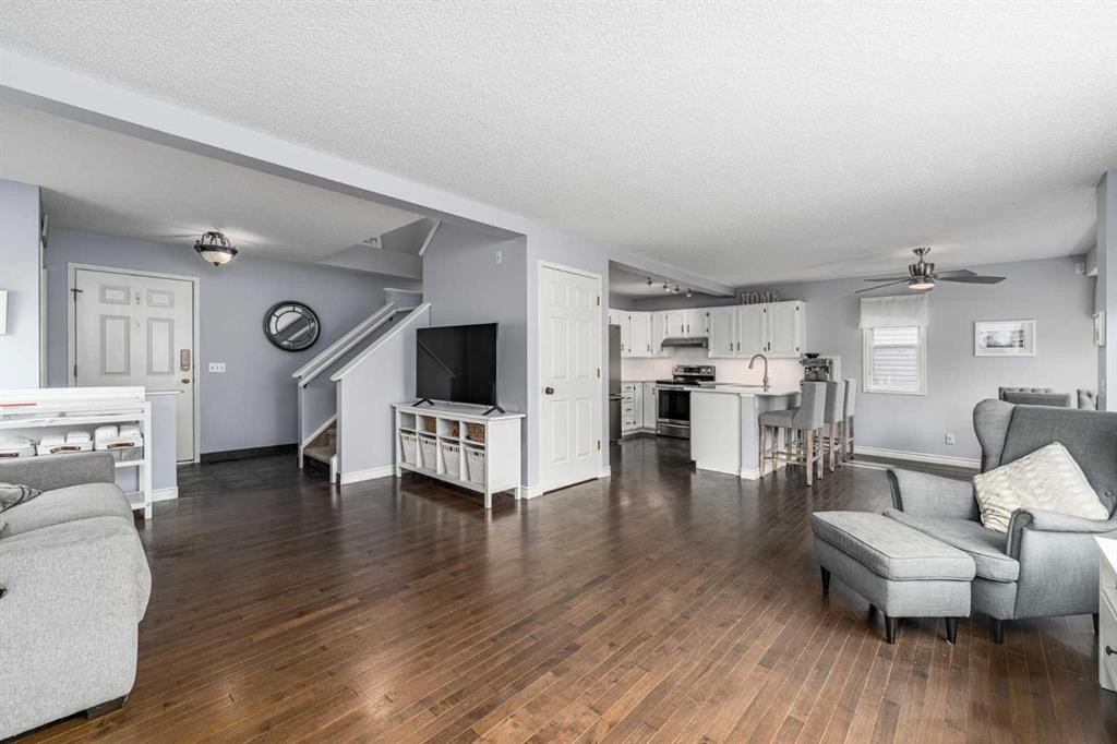 381 Hidden Valley Manor Nw, Calgary, AB - Indoor Photo Showing Living Room