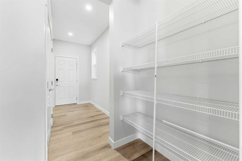 40 Evansfield Manor Nw, Calgary, AB - Indoor With Storage