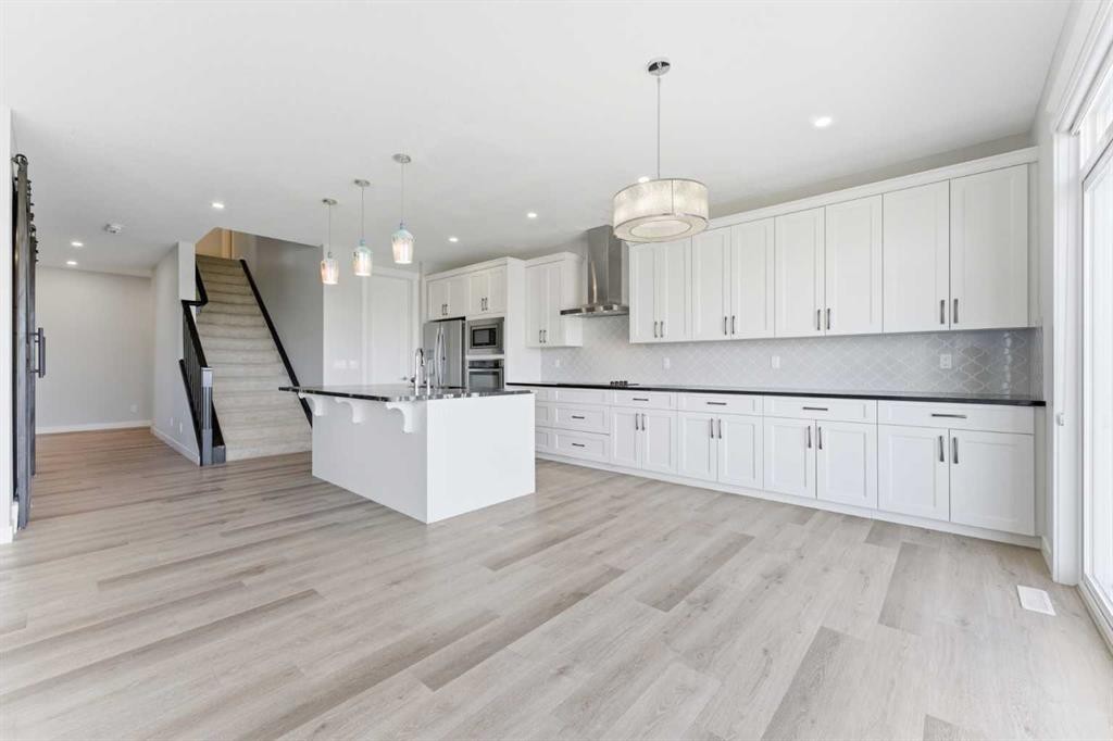 40 Evansfield Manor Nw, Calgary, AB - Indoor Photo Showing Kitchen With Upgraded Kitchen