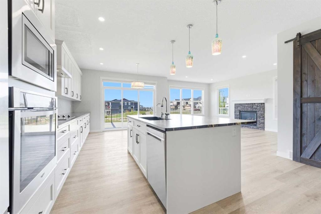 40 Evansfield Manor Nw, Calgary, AB - Indoor Photo Showing Kitchen With Upgraded Kitchen