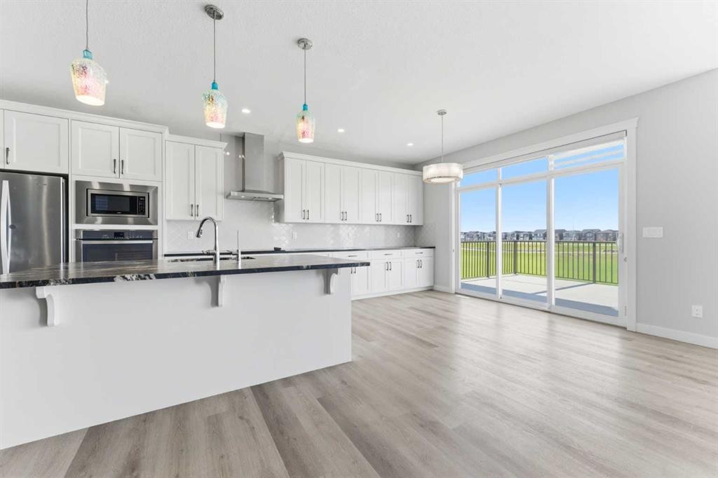40 Evansfield Manor Nw, Calgary, AB - Indoor Photo Showing Kitchen With Upgraded Kitchen