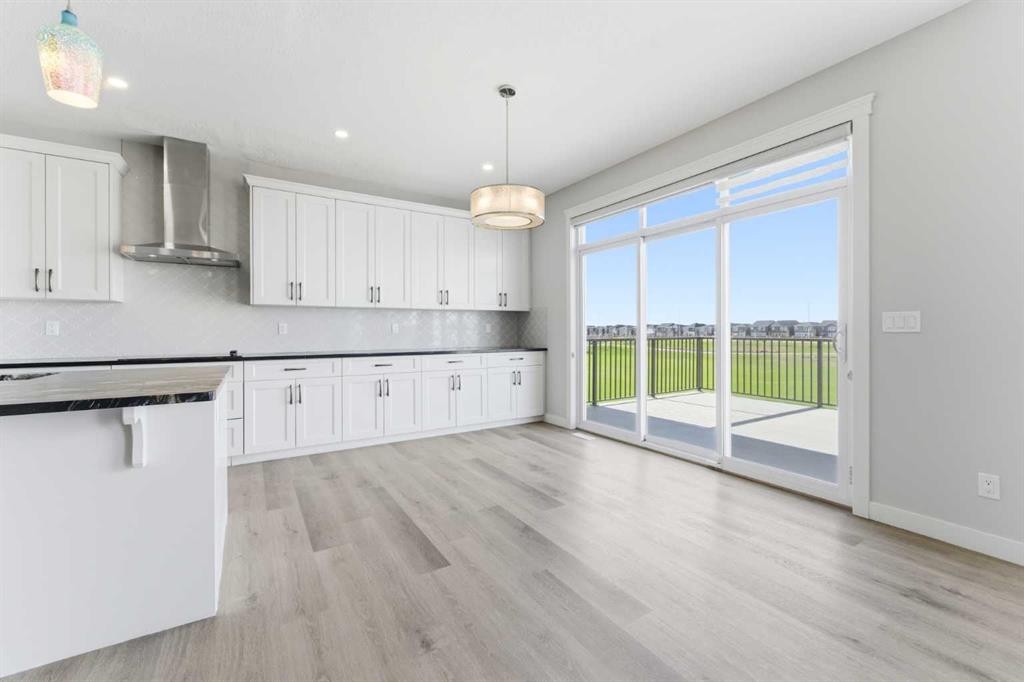 40 Evansfield Manor Nw, Calgary, AB - Indoor Photo Showing Kitchen With Upgraded Kitchen