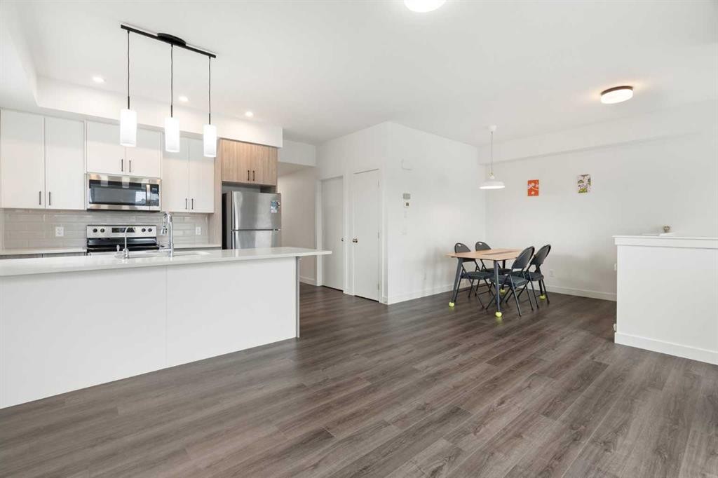 122 Spring Creek Common Sw, Calgary, AB - Indoor Photo Showing Kitchen With Upgraded Kitchen