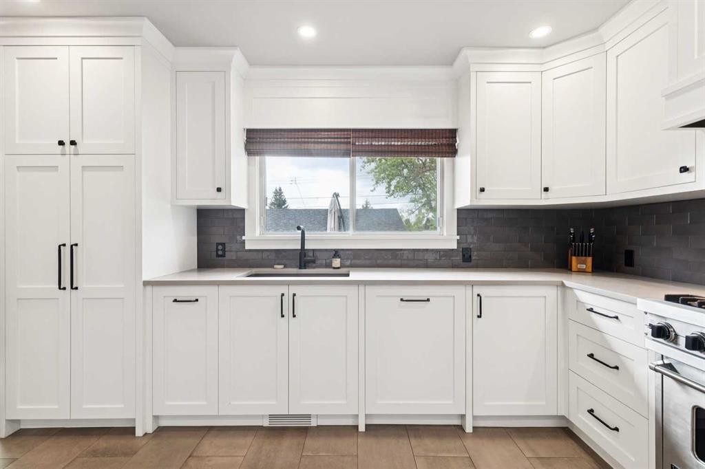 162 Fyffe Road Se, Calgary, AB - Indoor Photo Showing Kitchen