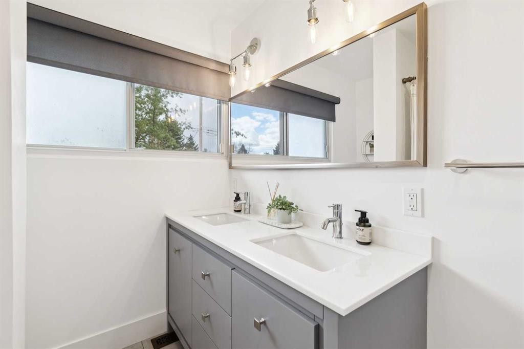 162 Fyffe Road Se, Calgary, AB - Indoor Photo Showing Bathroom