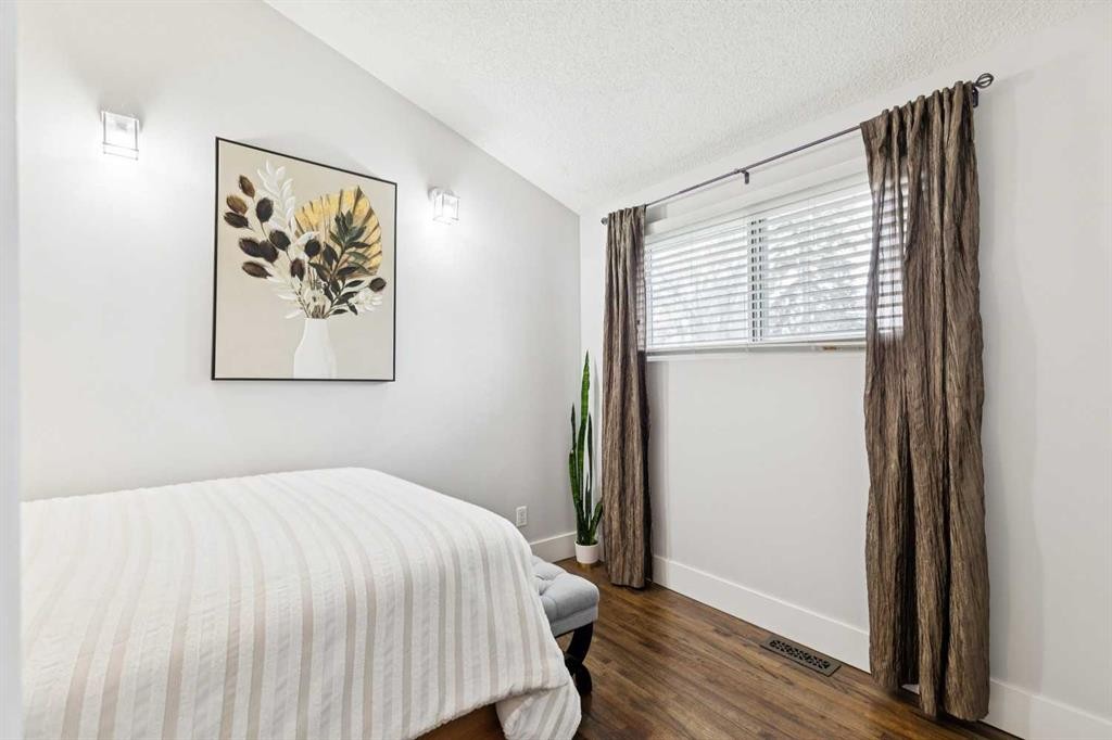 162 Fyffe Road Se, Calgary, AB - Indoor Photo Showing Bedroom