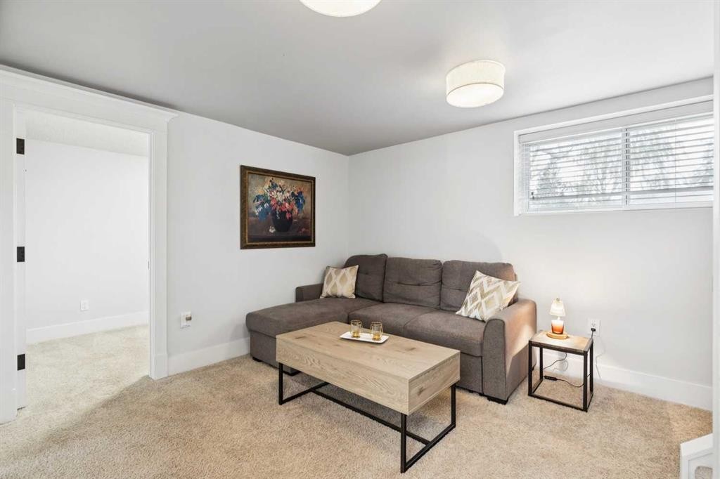 162 Fyffe Road Se, Calgary, AB - Indoor Photo Showing Living Room