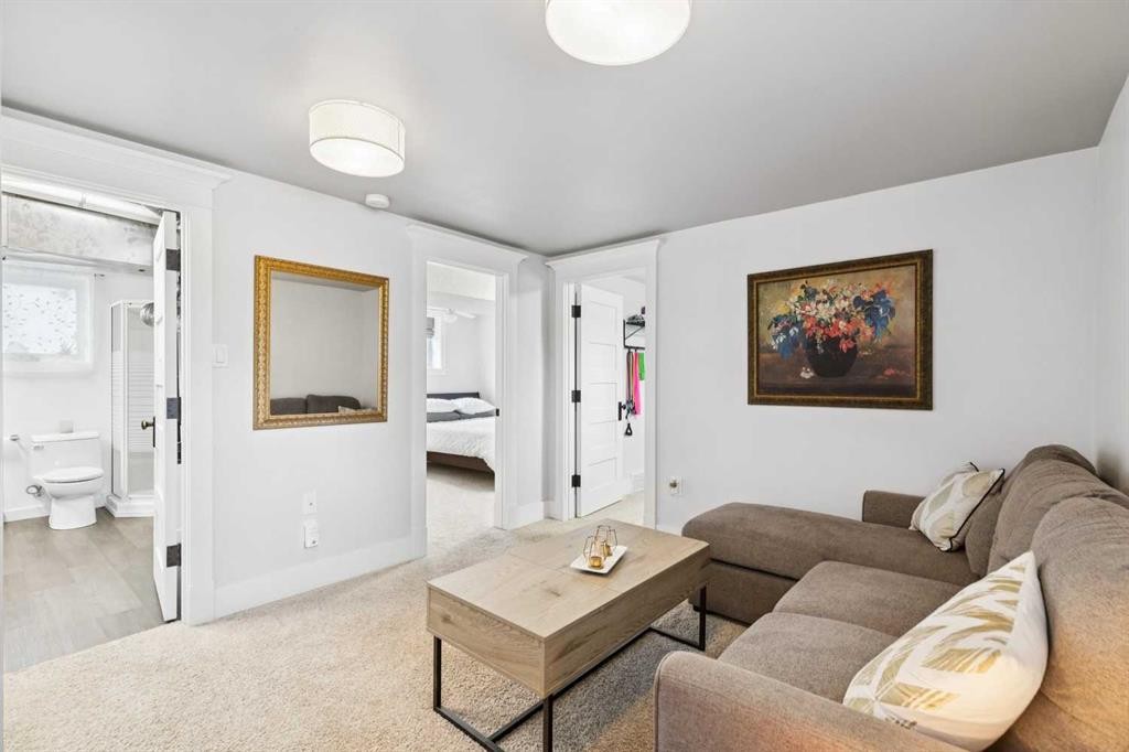 162 Fyffe Road Se, Calgary, AB - Indoor Photo Showing Living Room