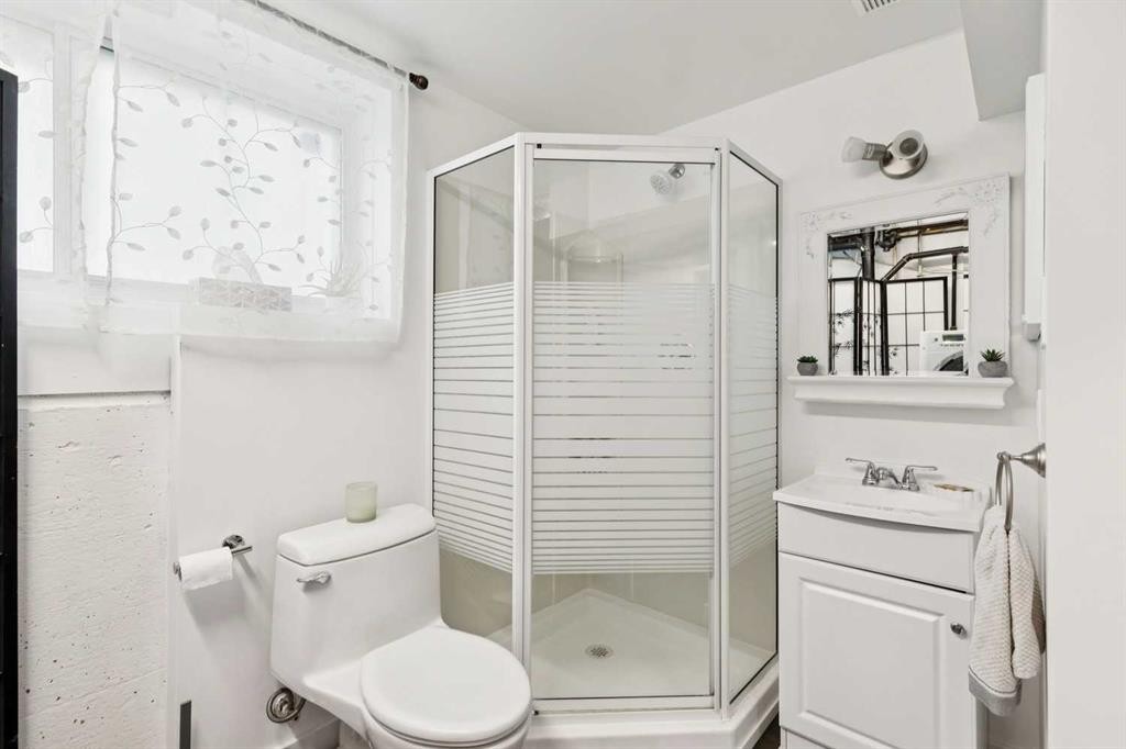 162 Fyffe Road Se, Calgary, AB - Indoor Photo Showing Bathroom