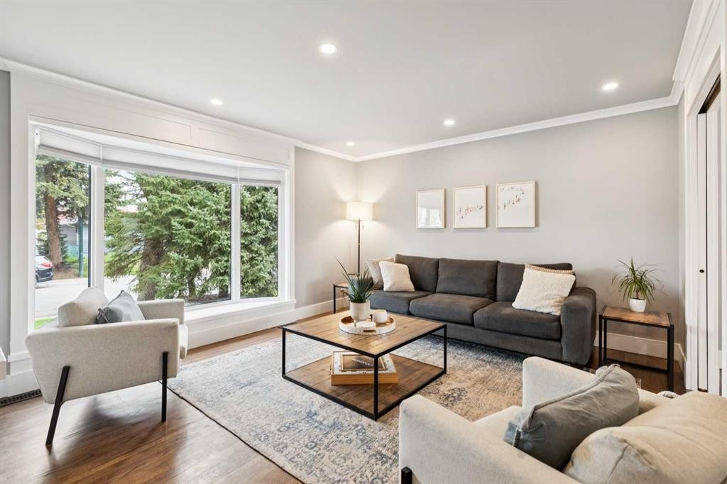 162 Fyffe Road Se, Calgary, AB - Indoor Photo Showing Living Room