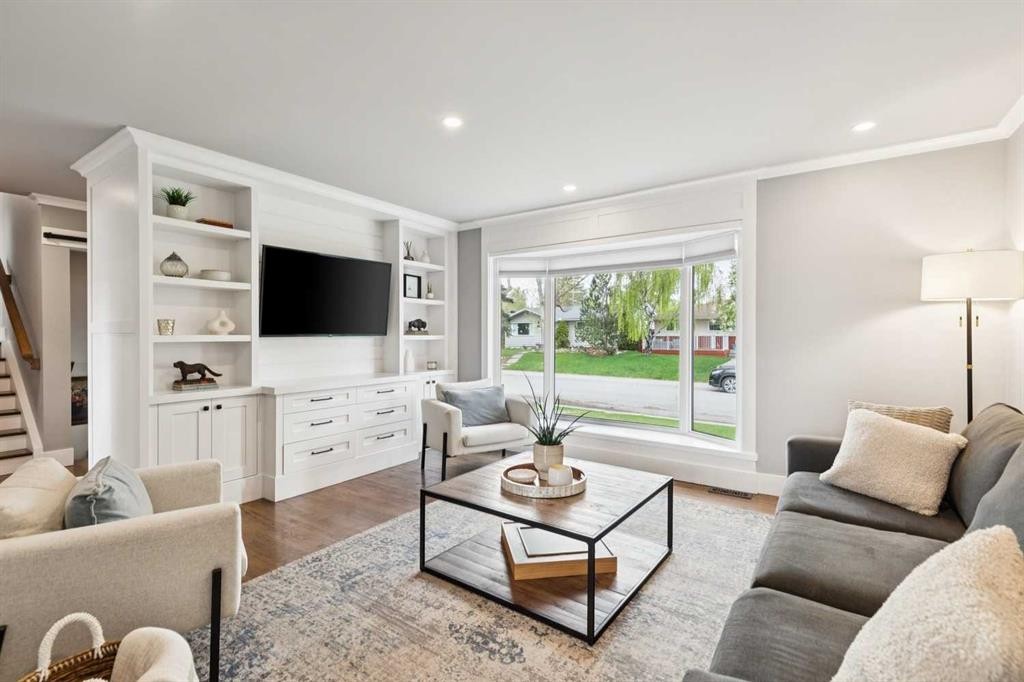 162 Fyffe Road Se, Calgary, AB - Indoor Photo Showing Living Room