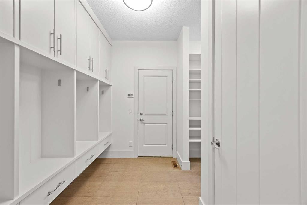 89 Evergreen Mount Sw, Calgary, AB - Indoor Photo Showing Other Room