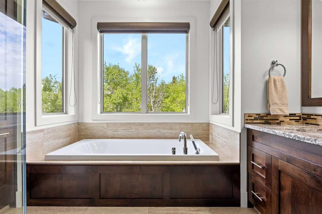 89 Evergreen Mount Sw, Calgary, AB - Indoor Photo Showing Bathroom