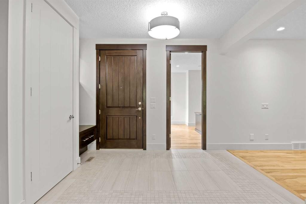 89 Evergreen Mount Sw, Calgary, AB - Indoor Photo Showing Other Room