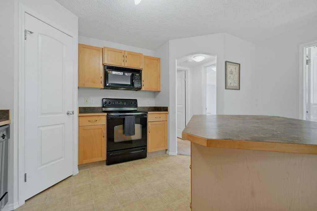 106-31 Everridge Square Sw, Calgary, AB - Indoor Photo Showing Kitchen