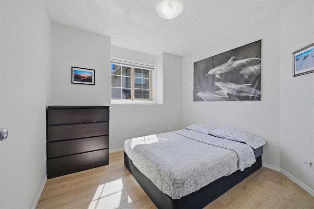 106-31 Everridge Square Sw, Calgary, AB - Indoor Photo Showing Bedroom